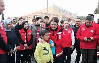 Bakan Yanık, konteynır kentte incelemelerde bulundu