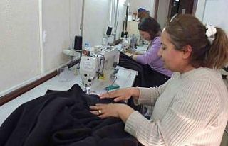 Balıkesir’de kadınlar depremzedeler için battaniye...