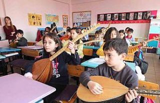 Balıkesir’de öğrenciler sınıfça bağlama öğreniyor