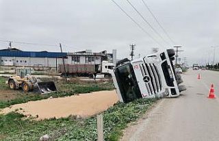 Bandırma’da buğday yüklü tır devrildi