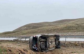 Bariyere çarpan araç takla attı, aynı aileden...