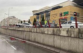 Bariyerlere çarpan otomobil köprüde asılı kaldı:...