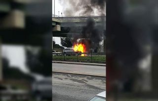 Başakşehir’de lüks bir otomobil alev aldı