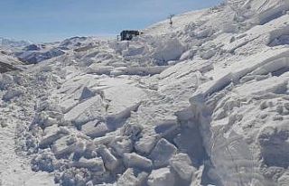 Başkale’de 5 metreyi bulan karda zorlu yol açma...