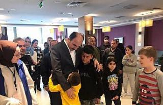 Başkan Altay Konya’da misafir edilen depremzedelerle...