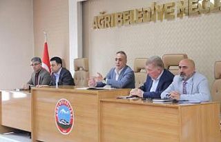 Başkan Karadoğan belediyede ilk toplantısını...