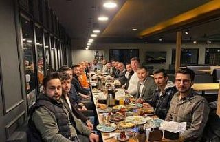 Başkan Özlü gençlerle sahur yaptı