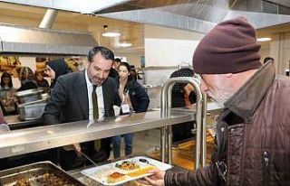 Başkan Şerifoğulları, iftar sofrasında depremzede...