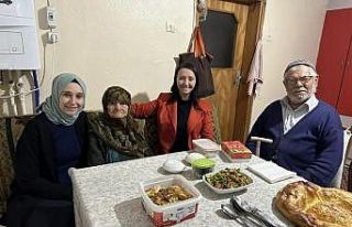 Başkan Tekin, 62 yıldır evli çiftin iftar sofrasına...