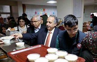 Başkan Yalçın ve Kaymakam Dönmez depremzedelerle...