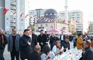 Başkan Yücel, vatandaşlarla iftarda buluştu