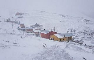 Bayburt - Trabzon sınırındaki yaylalar beyaza büründü