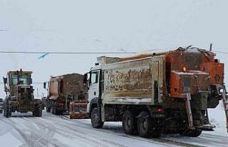 Bayburt ve Erzincan’ın yüksek kesimlerinde kar...