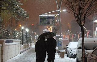Bayburt’ta kış geri geldi lapa lapa kar yağdı
