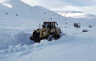 Bayburt’un yüksek kesimlerinde karla mücadele...