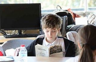 Bayraklı’nın kitap kafeleri yüzlerce öğrenciyi...