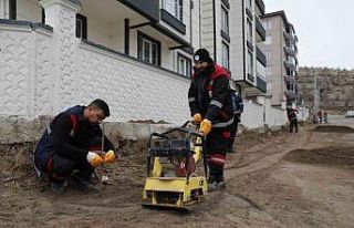 Belediye ekipleri yol bakım-onarım çalışmalarını...