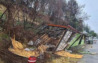 Belediye kulübesi heyelanda kullanılamaz hale geldi