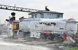 Benzin yüklü tanker devrildi, karayolu 6 saat trafiğe...