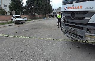 Beton mikseri otomobile çarptı; Anne öldü, oğlu...