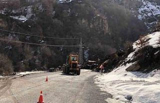 Beytüşşebap’ta dev kaya parçaları yola düştü,...