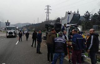 Bilecik’te kontrolden çıkan kamyon bariyerlere...