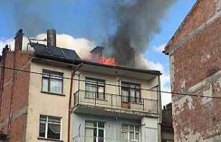 Binanın çatısı alev alev yandı