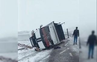 Bingöl’de kamyonet devrildi: 2 yaralı