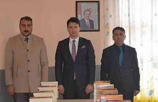 Bingöl’de köy okullarına kitap seti hediye edildi