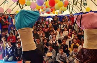 Bingöl’ün tiyatro ekibi, Adıyaman’daki çadır...