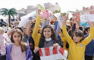 Binlerce oyuncağı havadan attılar, kumbaraları...