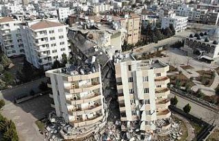 Birbirine yaslanan bloklar devrilmekten kurtuldu