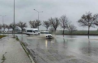 Biriken yağmur suyundan geçen araç sürücüleri...