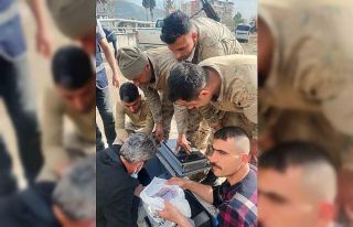 Bitlisli korucular deprem bölgesinde buldukları...