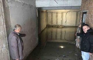 Bodrum katta biriken su apartman sakinlerini tedirgin...