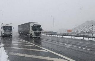 Bolu Dağı geçişinde kar etkisini artırdı