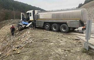 Bolu’da otomobil kamyona ok gibi saplandı: 2 ölü