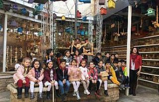 Boş vakitlerinde tahta oyuncaklar yapan tekstilci,...