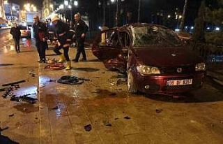 Boyabat’ta otomobil orta refüje çarptı: 4 yaralı