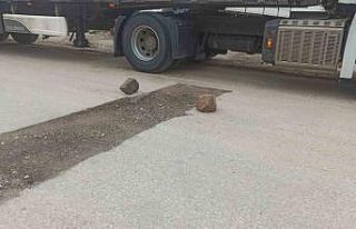Bozuk yola ‘taşlı’ önlem şaşırttı