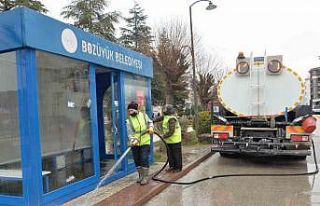 Bozüyük’te duraklar yıkanarak temizleniyor