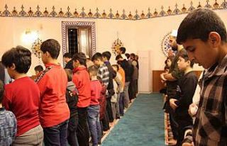 Bu cami teravih namazında çocuklarla doluyor