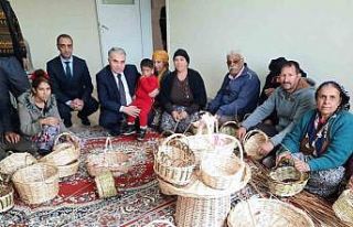 Bu kursta sepetleri Roman vatandaşlar örüyor