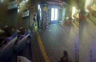Büfe dolabındaki içecekleri poşetine dolduran...