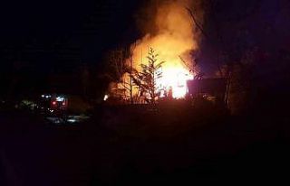 Bungalov ev alevlere teslim oldu