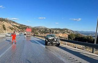 Burdur-Antalya karayolunda kamyon ile otomobil çarpıştı:...