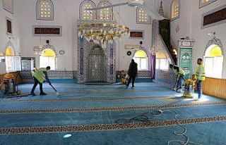 Burhaniye’de Camilerin temizlikleri devam ediyor