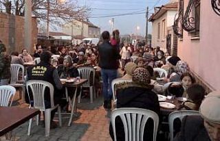 Burhaniye’de iftar yemekleri yüzlerce vatandaşı...