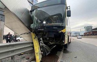 Bursa’da belediye otobüsü bariyerlere ok gibi...