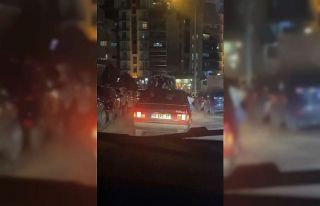 Bursa’da gençlerin kamyonetin arkasındaki tehlikeli...